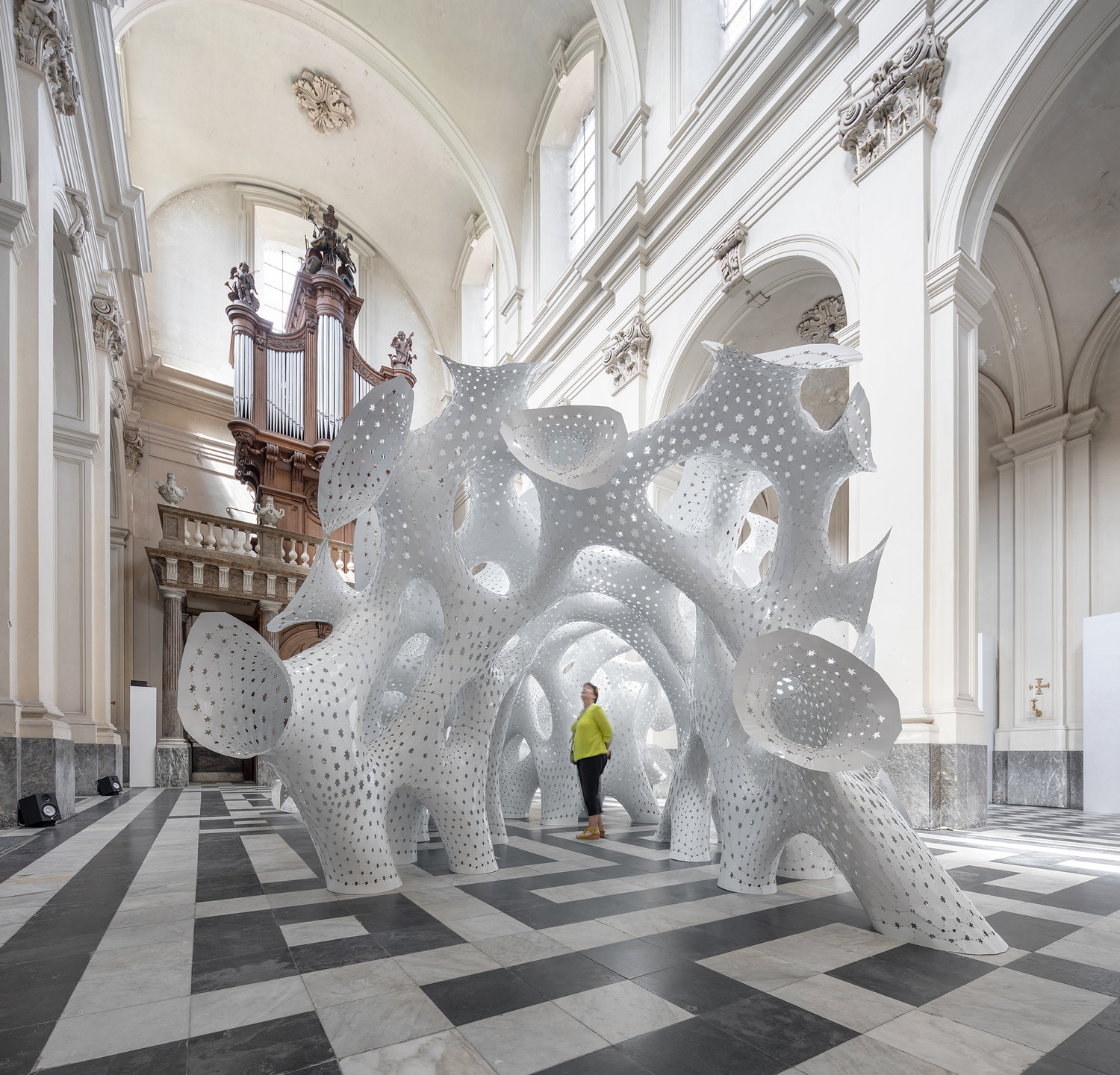 MARC FORNES / THEVERYMANY creates cloud-like pavilion in Charlotte