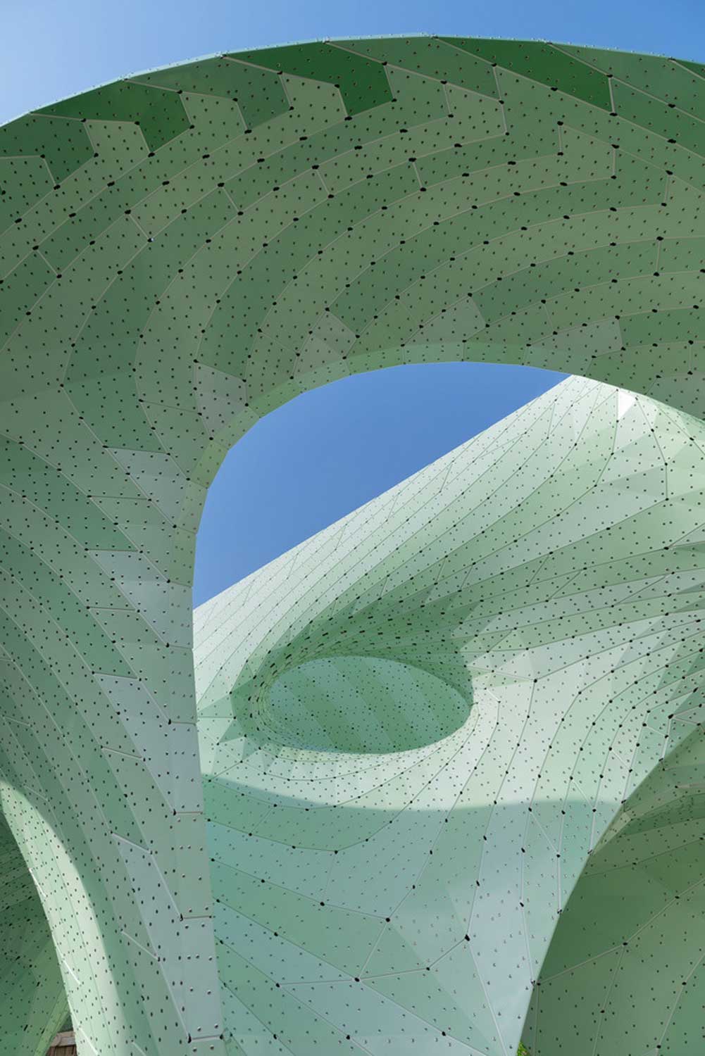 MARC FORNES / THEVERYMANY creates cloud-like pavilion in Charlotte