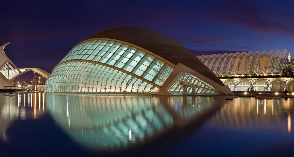 02. L Hemisferic in the City of Arts and Sciences Valencia Photographer Diliff © wikipedia.org