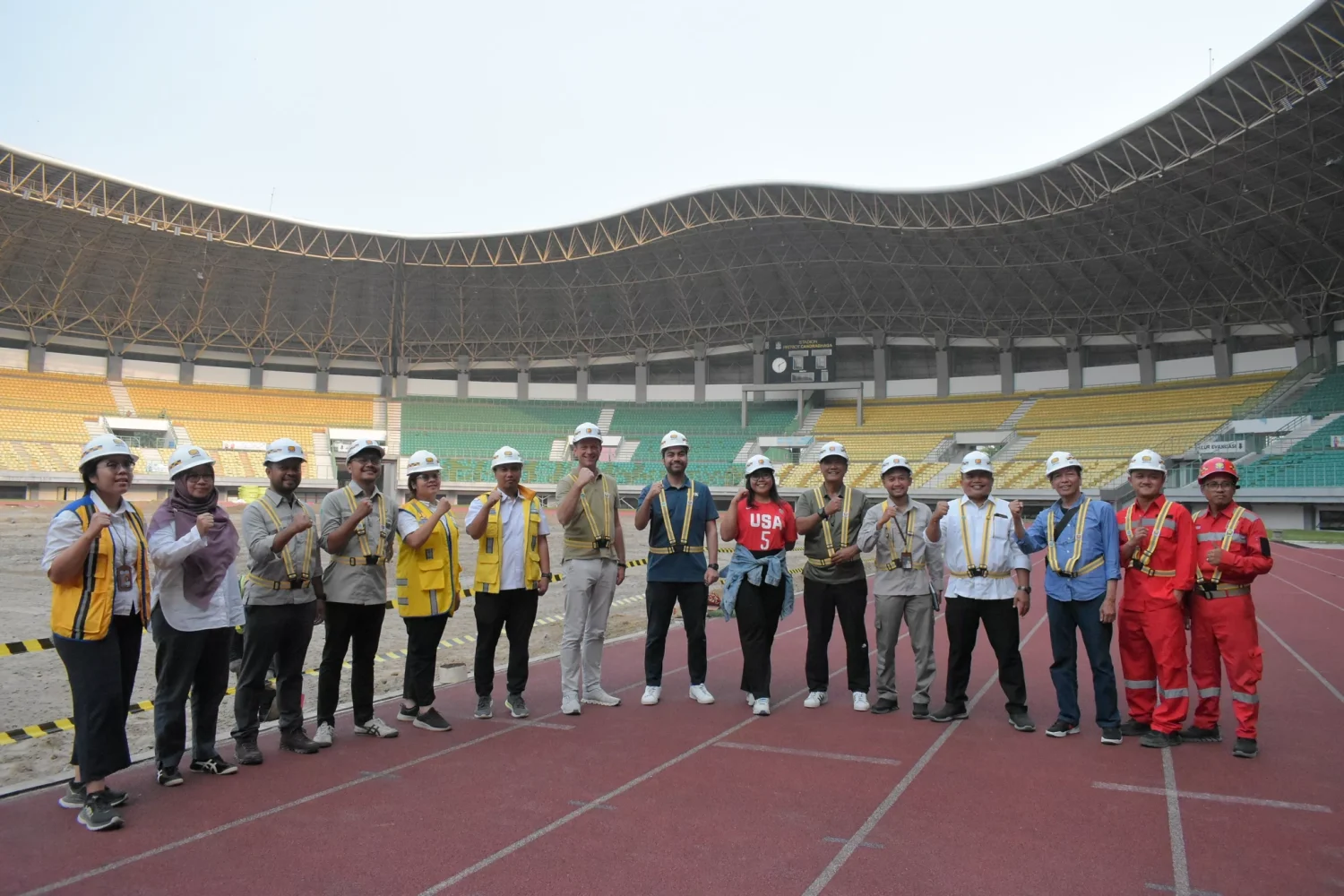 FIFA dan Indonesia bersama-sama merenovasi 21 stadion sepak bola dengan biaya 5 juta