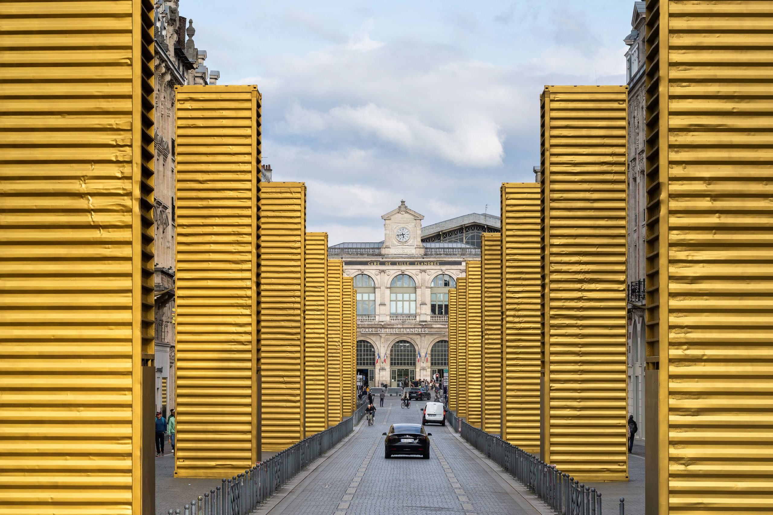 SpY’s Golden Monoliths Recast Shipping Containers as Urban Totems 3 SpY’s Golden Monoliths Recast Shipping Containers as Urban Totems