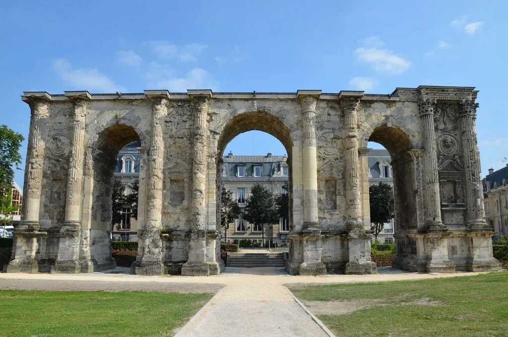 Ancient Roman Architecture: From Arches to Aqueducts 3 Ancient Roman Architecture: From Arches to Aqueducts