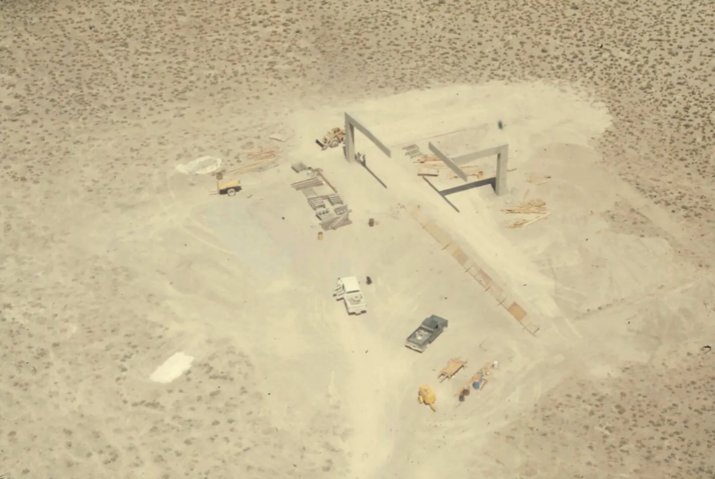 Michael Heizer’s “City”: A Monumental Land Art Installation in the Nevada Desert 6 Michael Heizer’s “City”: A Monumental Land Art Installation in the Nevada Desert