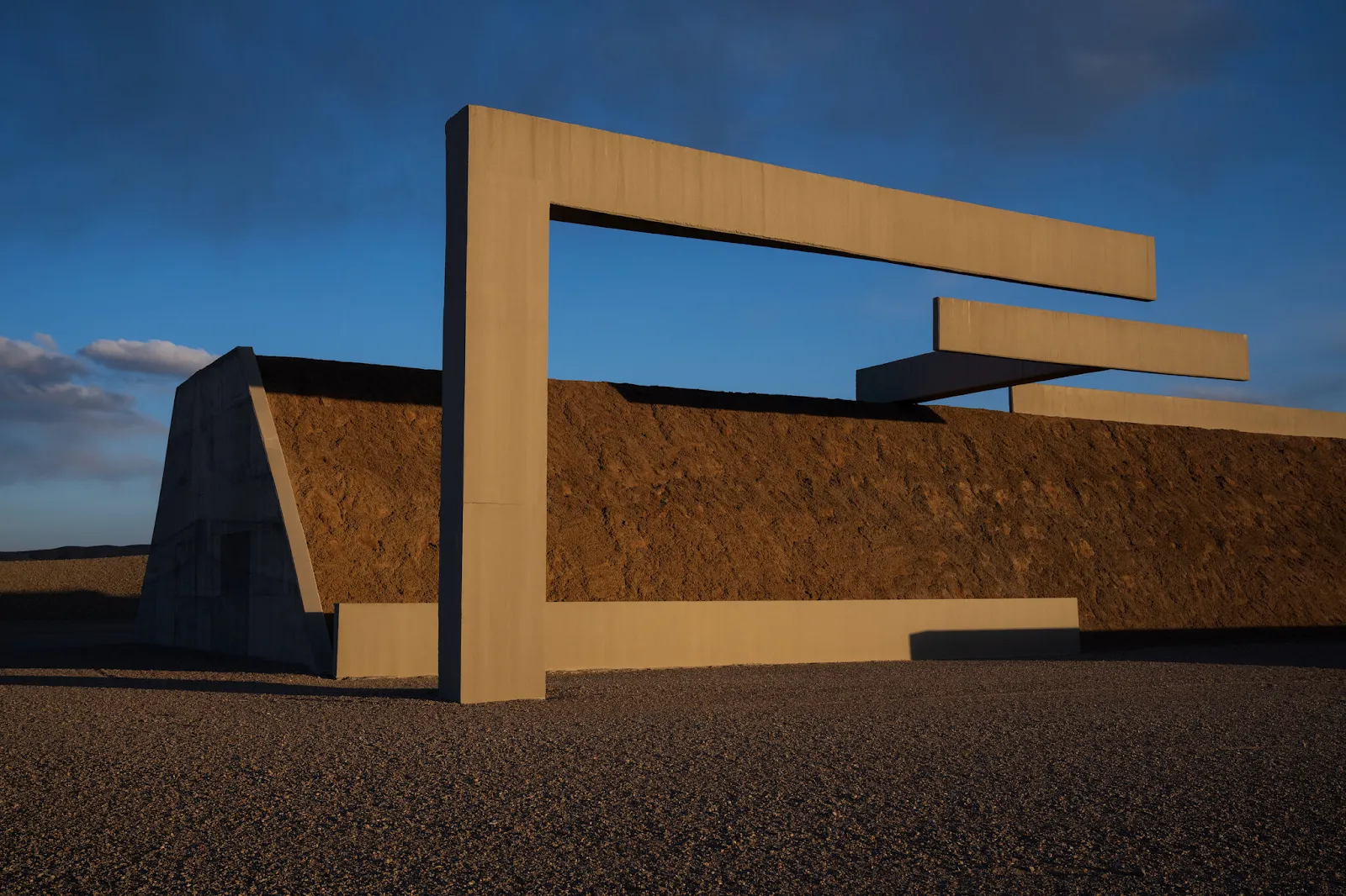 Michael Heizer’s “City”: A Monumental Land Art Installation in the Nevada Desert 8 Michael Heizer’s “City”: A Monumental Land Art Installation in the Nevada Desert