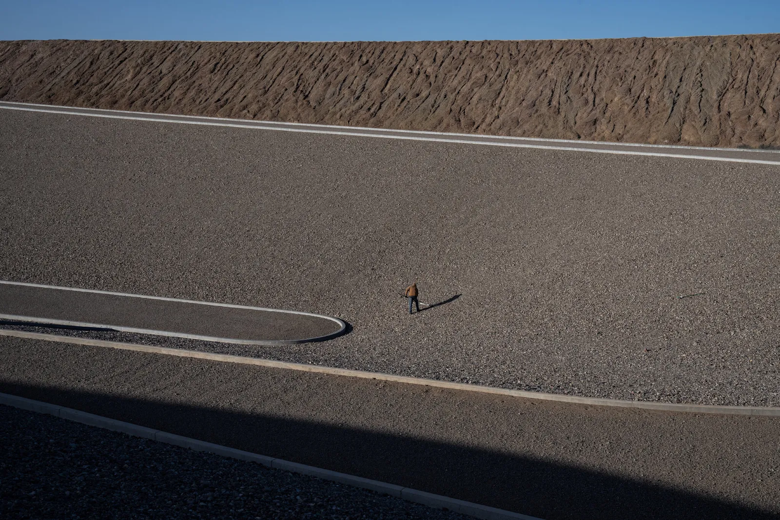 Michael Heizer’s “City”: A Monumental Land Art Installation in the Nevada Desert 10 Michael Heizer’s “City”: A Monumental Land Art Installation in the Nevada Desert