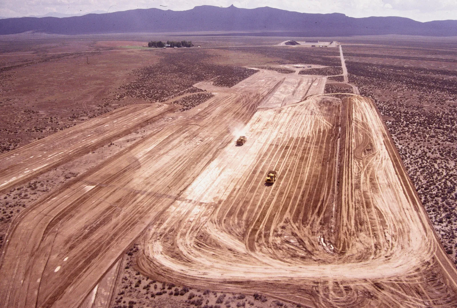 Michael Heizer’s “City”: A Monumental Land Art Installation in the Nevada Desert 13 Michael Heizer’s “City”: A Monumental Land Art Installation in the Nevada Desert