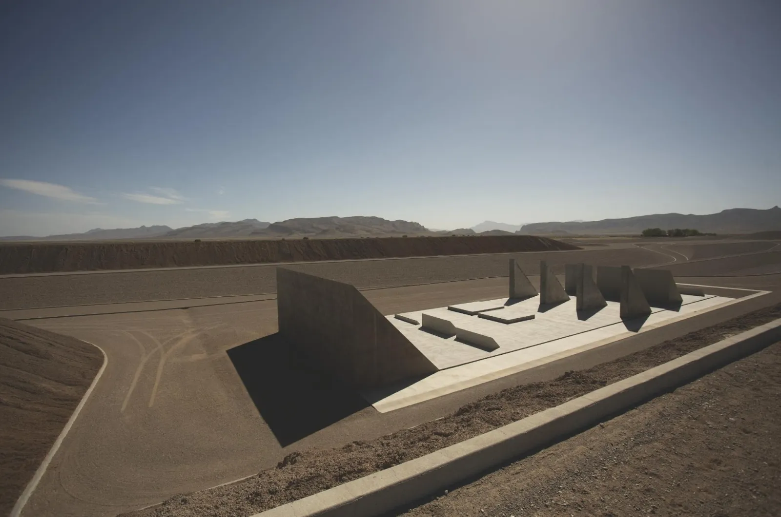 Michael Heizer’s “City”: A Monumental Land Art Installation in the Nevada Desert 17 Michael Heizer’s “City”: A Monumental Land Art Installation in the Nevada Desert