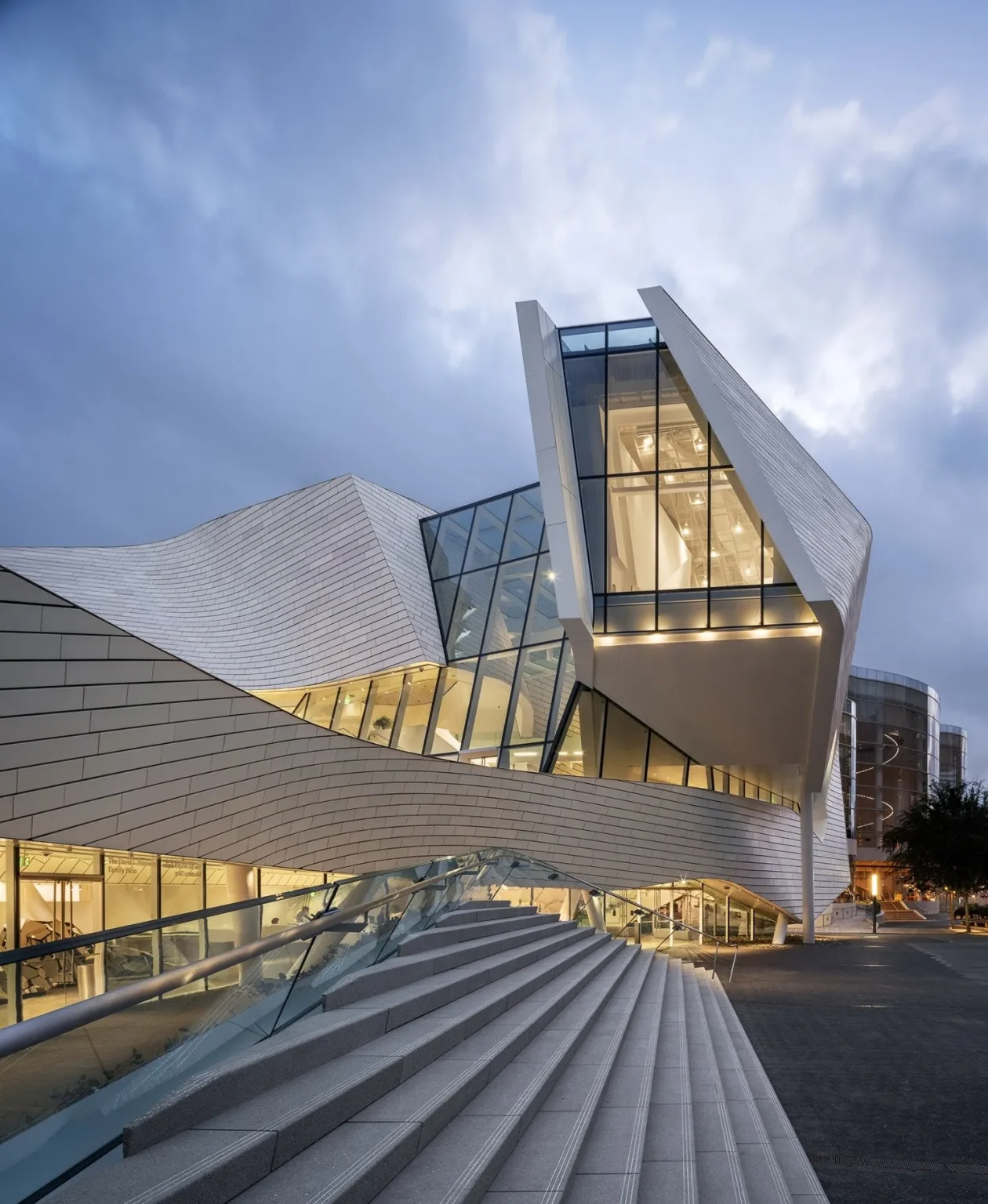 Morphosis Architects' Terracotta Clad Orange County Museum of Art