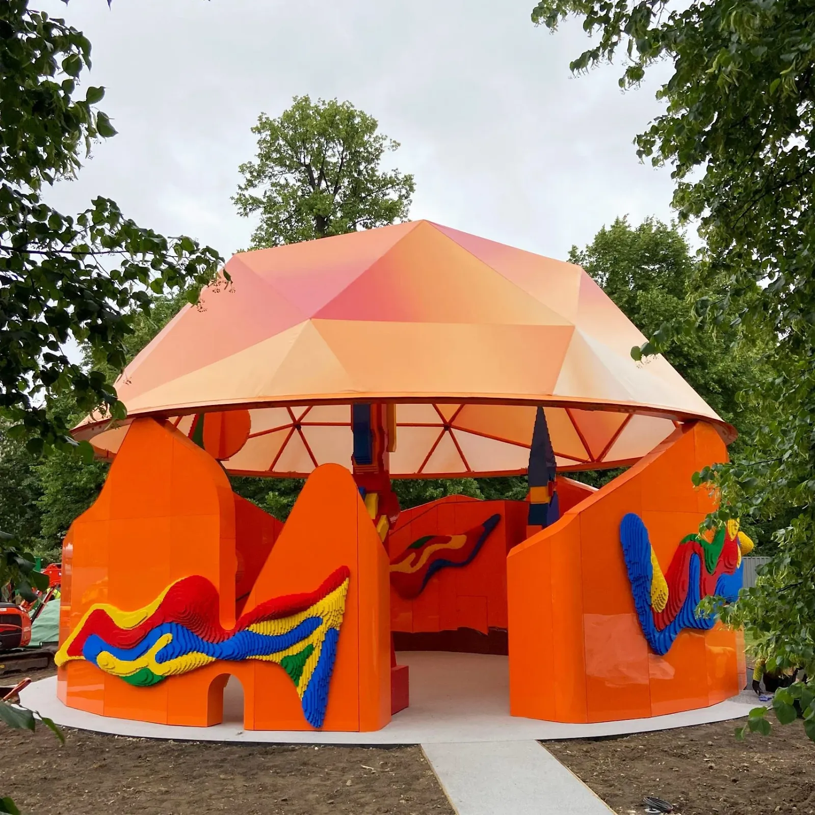 Peter Cook Creates a Playful LEGO Pavilion for the 2025 Serpentine in London 7 Peter Cook Creates a Playful LEGO Pavilion for the 2025 Serpentine in London