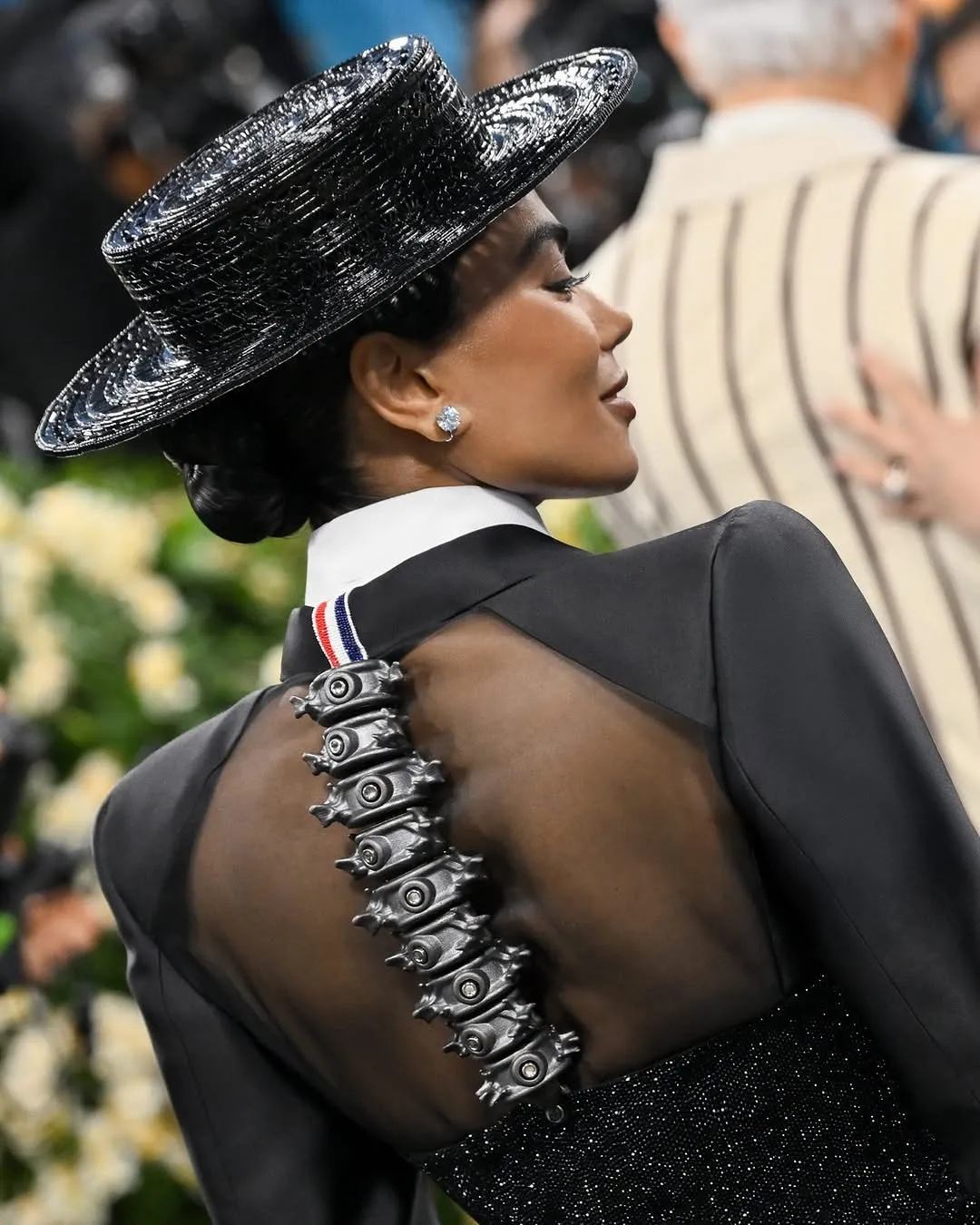 Met Gala’s Robotic Spine: A Fusion of Kinetic Design and Wearable Tech 2 Met Gala’s Robotic Spine: A Fusion of Kinetic Design and Wearable Tech