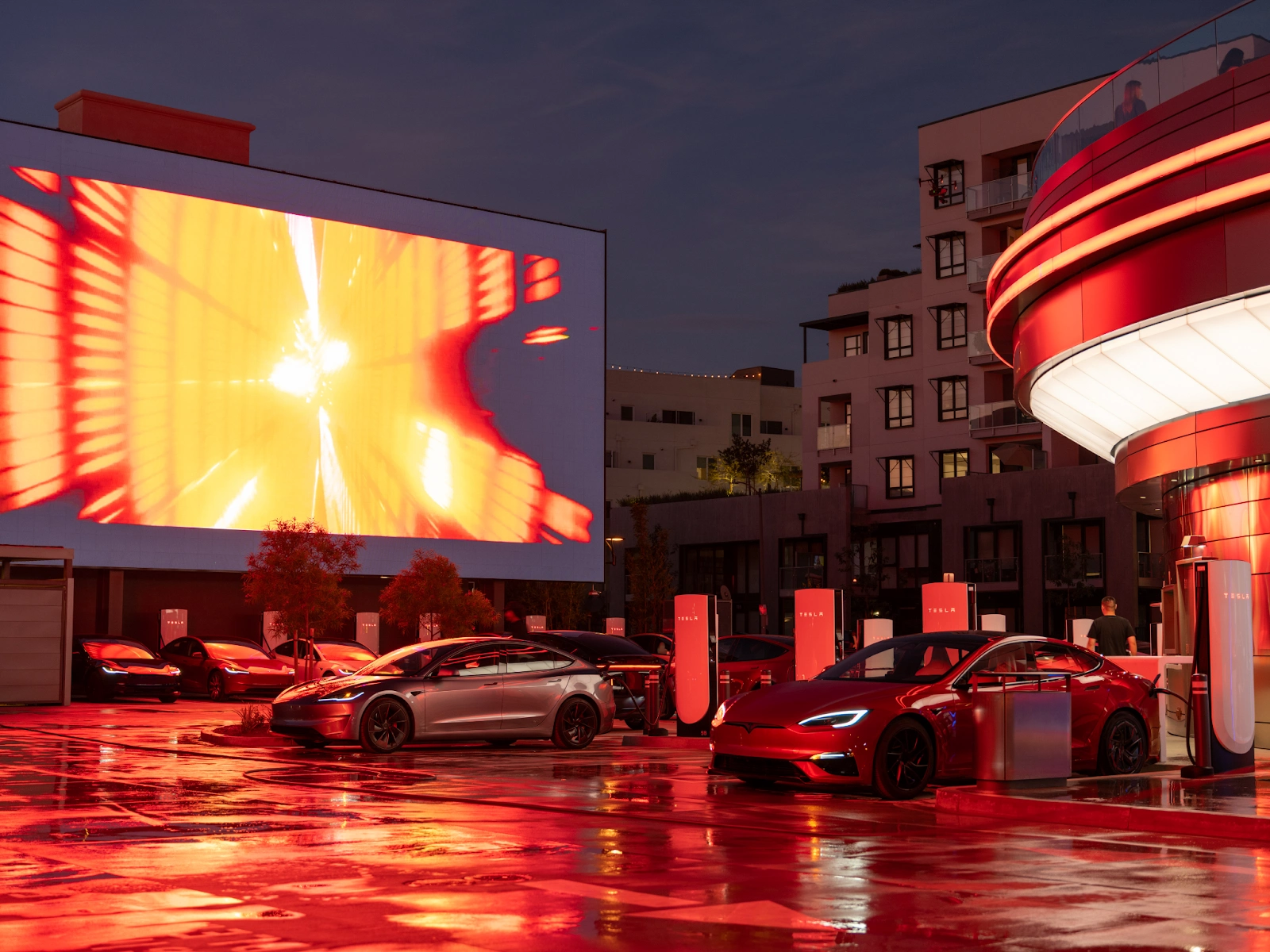 Tesla Opens First Diner Drive-In with Superchargers, Robot Servers, and Retro Design 8 Tesla Opens First Diner Drive-In with Superchargers, Robot Servers, and Retro Design