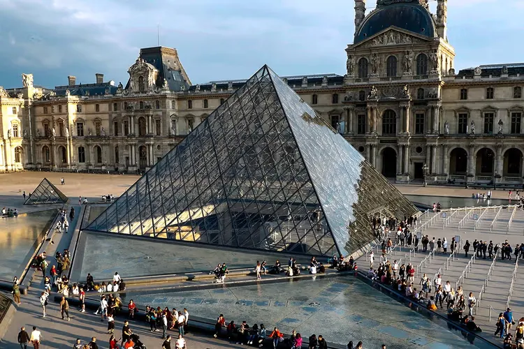 Louvre Launches €270 Million Architecture Competition for New Entrance & Mona Lisa Gallery 2 Louvre Launches €270 Million Architectural Competition for New Entrance & Mona Lisa Gallery