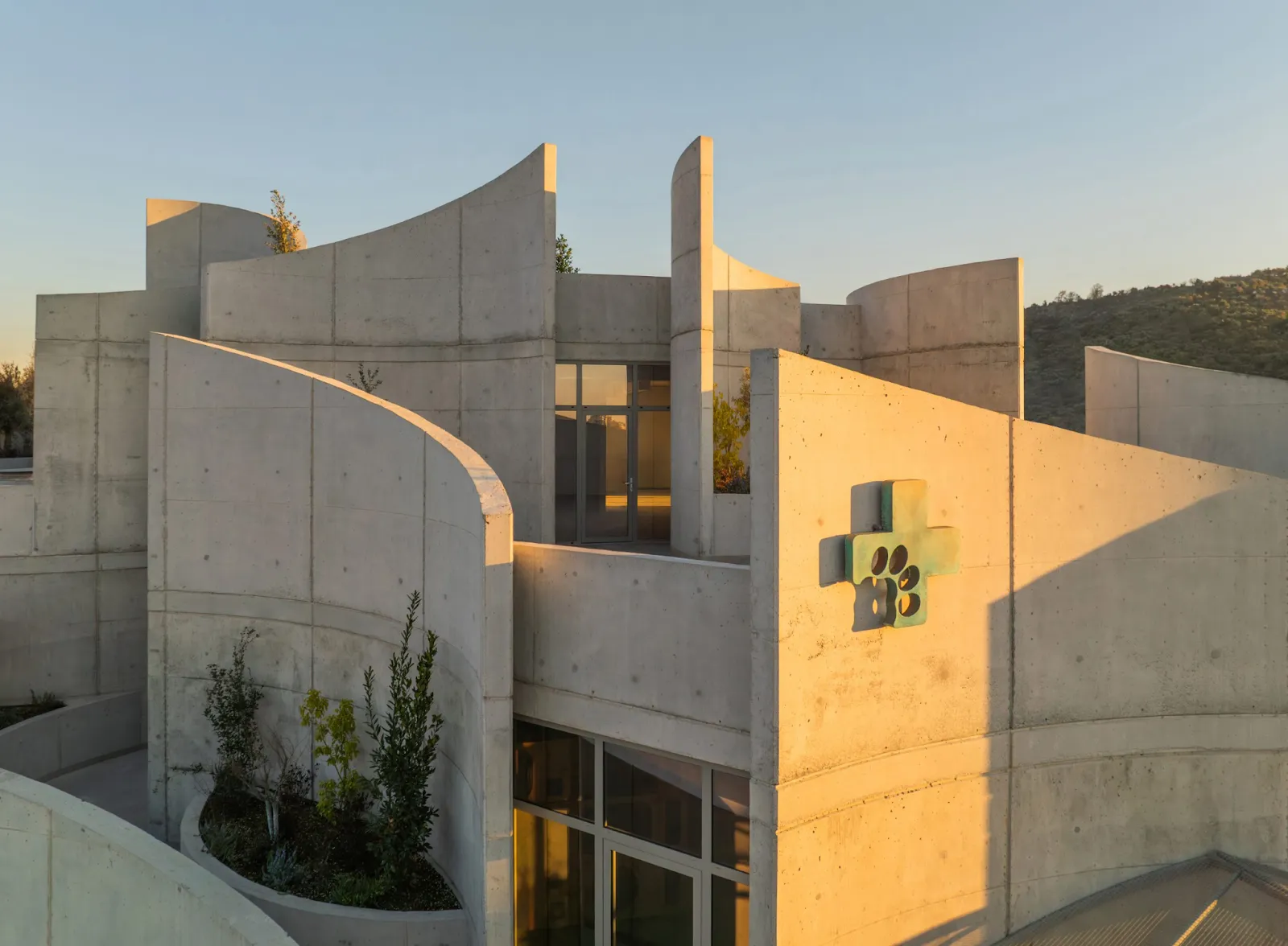Curved Concrete Vet Hospital in Tirana by Davide Macullo Architects 4 Curved Concrete Vet Hospital in Tirana by Davide Macullo Architects