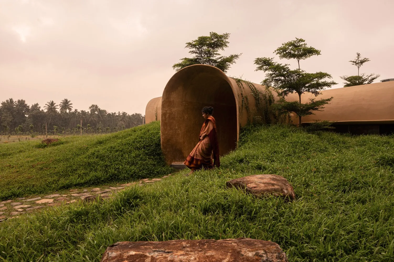 Into the Wild: Earthscape Studio’s Column-Free Mud House in India 2 Into the Wild: Earthscape Studio’s Column-Free Mud House in India