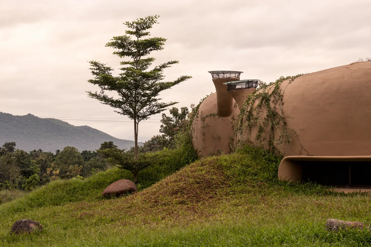 Into the Wild: Earthscape Studio’s Column-Free Mud House in India 3 Into the Wild: Earthscape Studio’s Column-Free Mud House in India