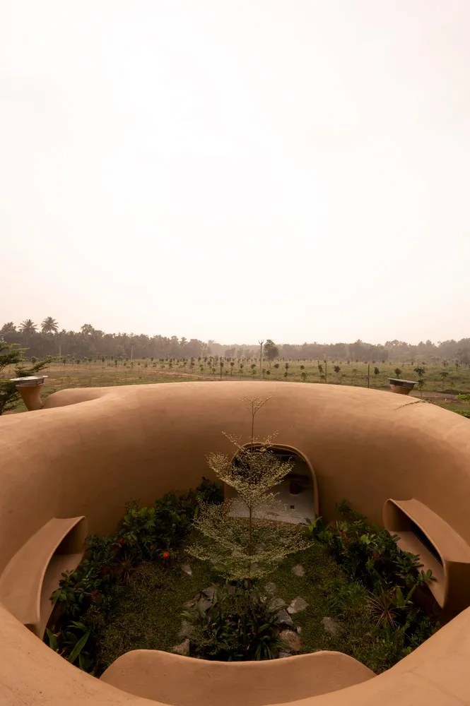 Into the Wild: Earthscape Studio’s Column-Free Mud House in India 4 Into the Wild: Earthscape Studio’s Column-Free Mud House in India