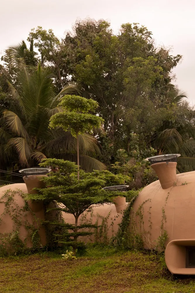 Into the Wild: Earthscape Studio’s Column-Free Mud House in India 6 Into the Wild: Earthscape Studio’s Column-Free Mud House in India
