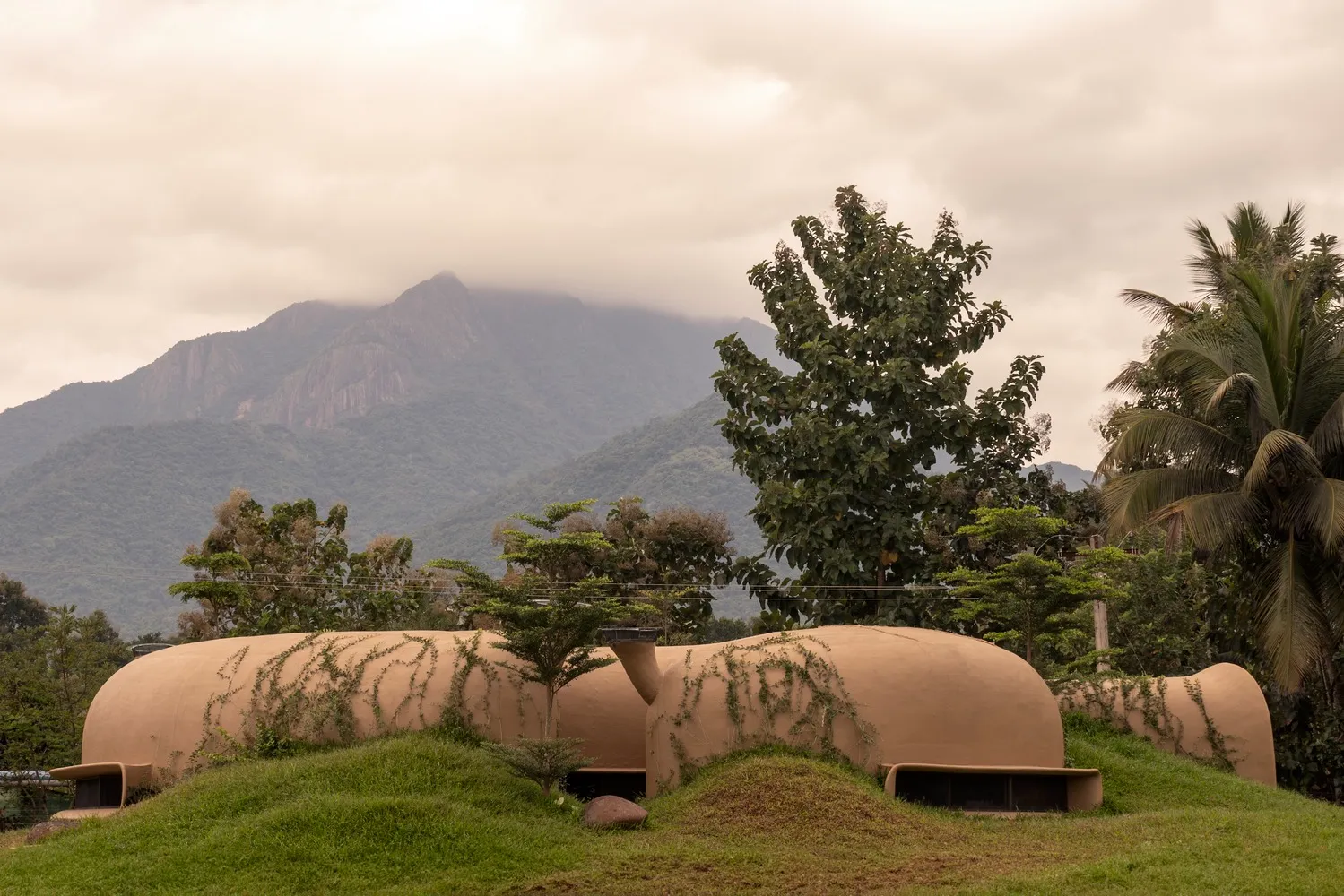 Into the Wild: Earthscape Studio’s Column-Free Mud House in India 8 Into the Wild: Earthscape Studio’s Column-Free Mud House in India