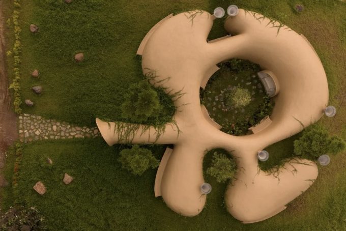 Into the Wild: Earthscape Studio’s Column-Free Mud House in India
