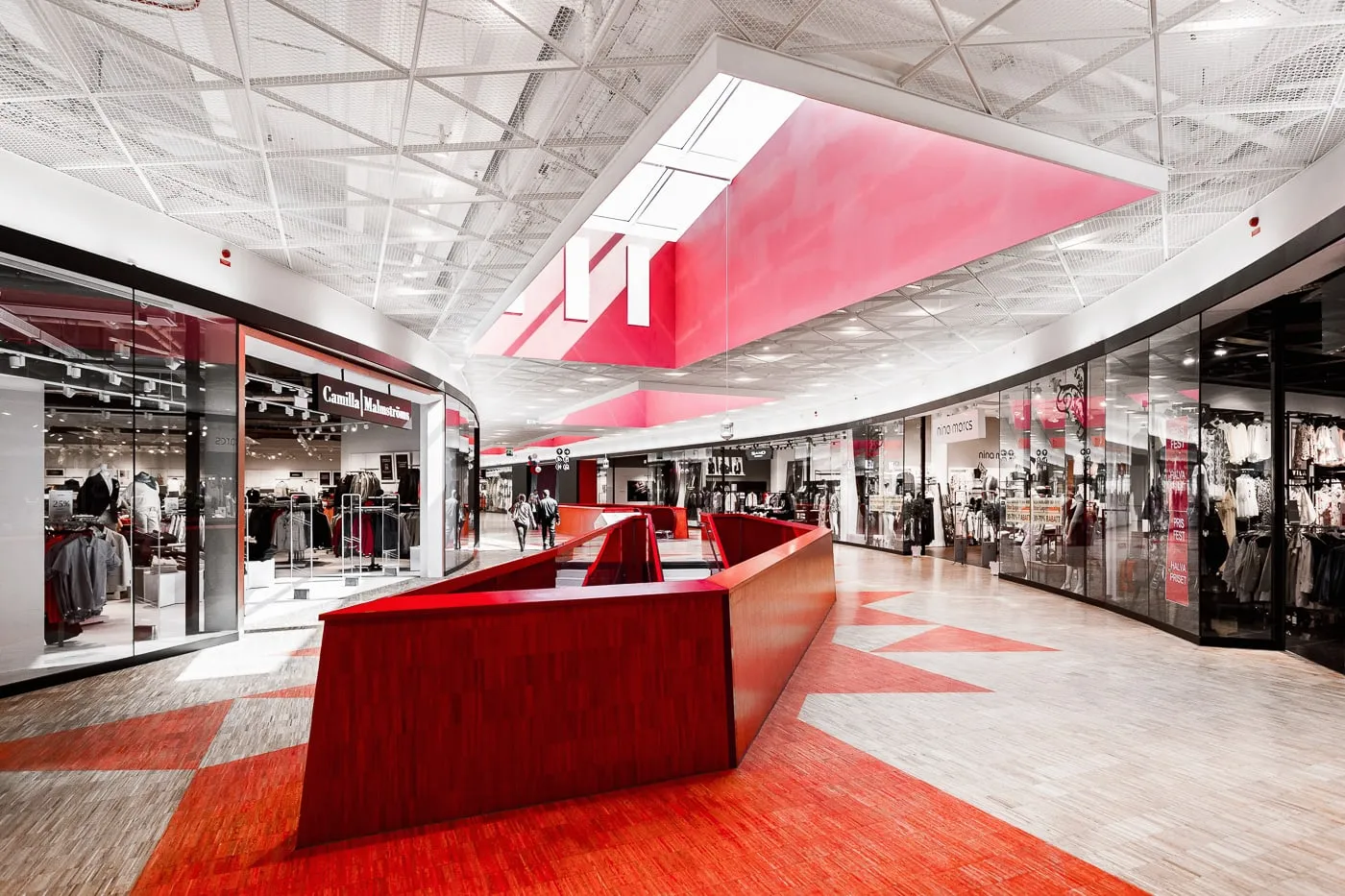 Emporia Shopping Center Featuring Curved Glass Facade and Sustainable Rooftop