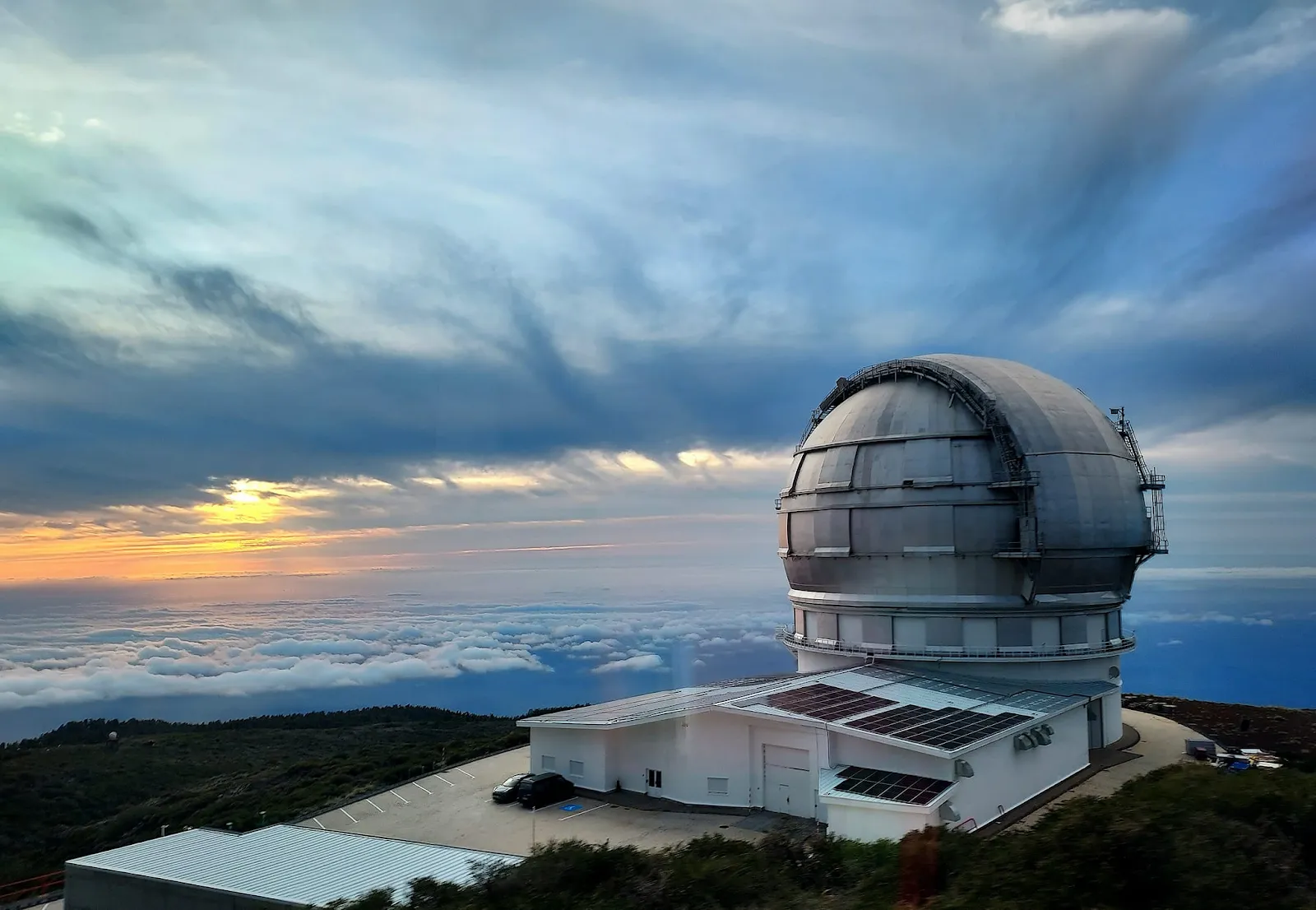 Celestial Architecture: The Best-Designed Spaces to Experience Meteor Showers 15 Roque de los Muchachos Observatory, La Palma, Canary Islands.