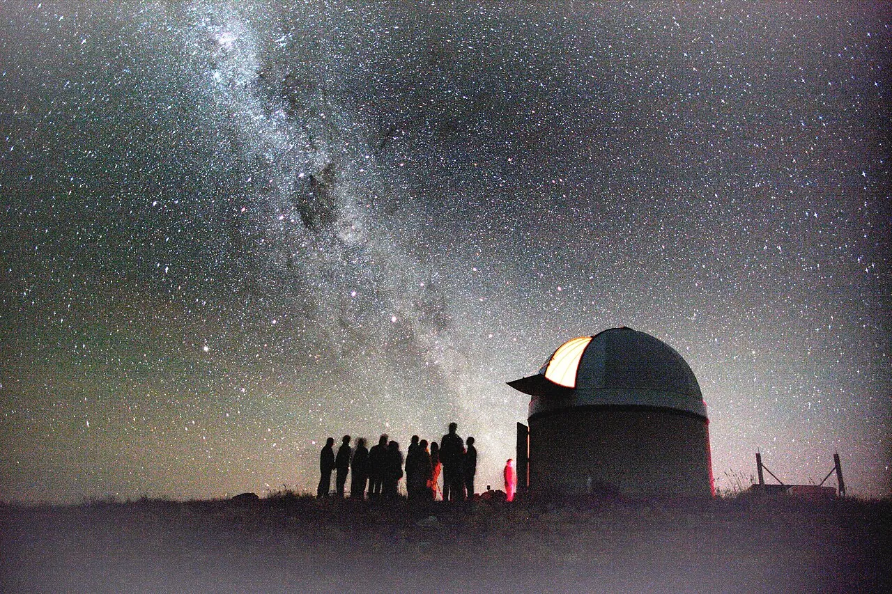 Celestial Architecture: The Best-Designed Spaces to Experience Meteor Showers 13 Celestial Architecture: The Best-Designed Spaces to Experience Meteor Showers