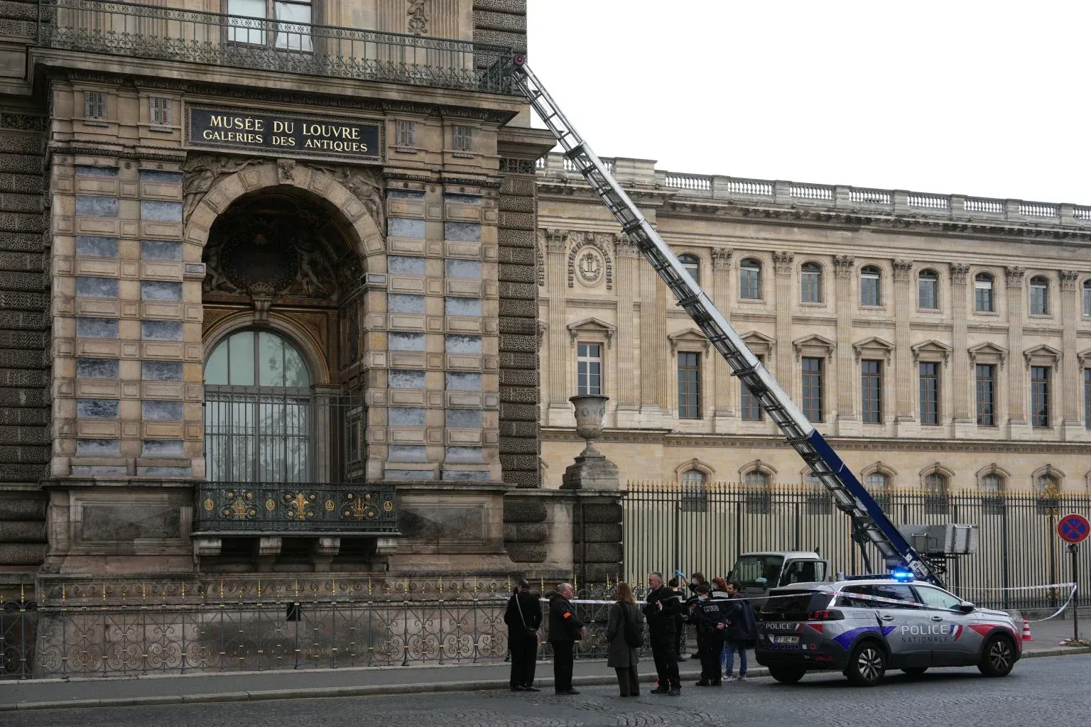 Louvre Museum Heist Marks a New Security Crisis for Paris’s Architectural Landmark 10 Jewelry Heist at the Louvre Museum in Paris