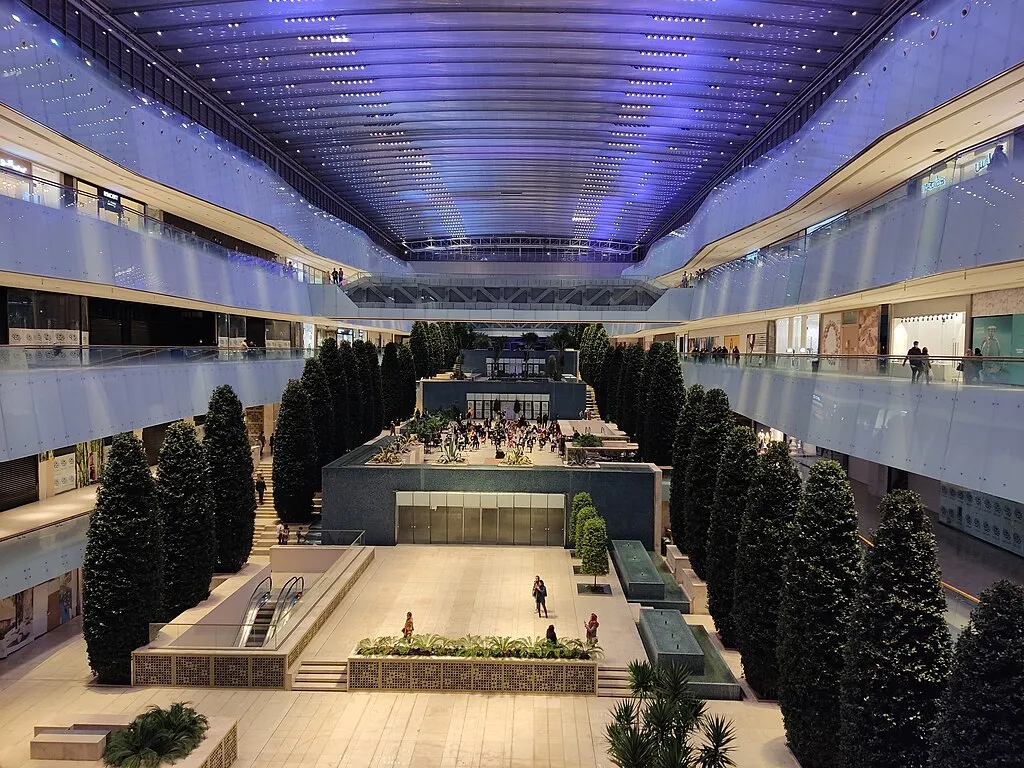 Mal Raksasa yang Perlu 3 Hari buat Berkeliling