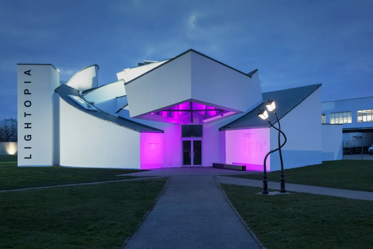 Farewell to Frank Gehry: A Tribute Through 5 Masterworks of Deconstructivist Architecture 12 Frank Gehry, 5 Masterworks of Deconstructivist Architecture