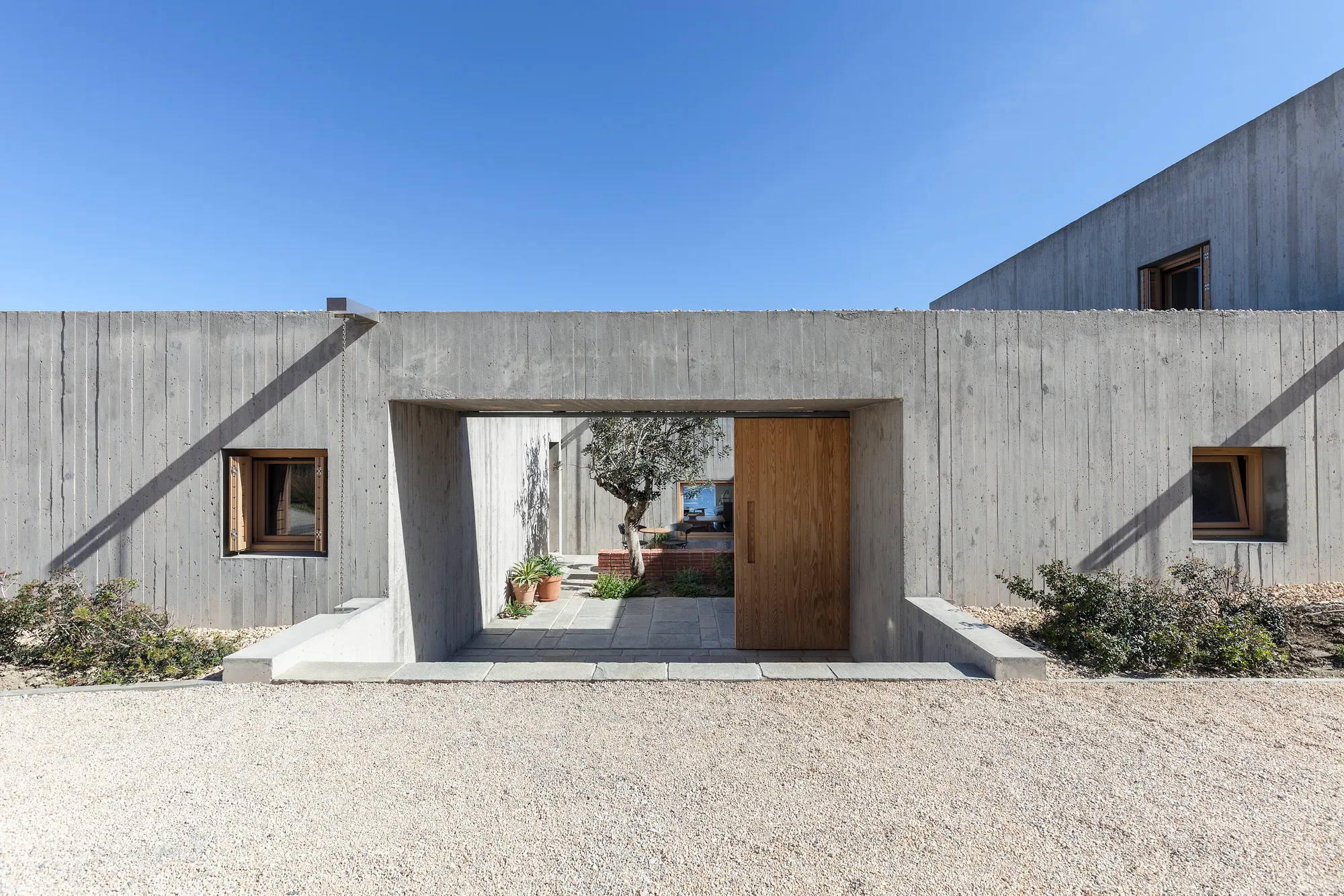 10 Breathtaking Cliff Houses That Push Design Boundaries 16 Cliff Houses