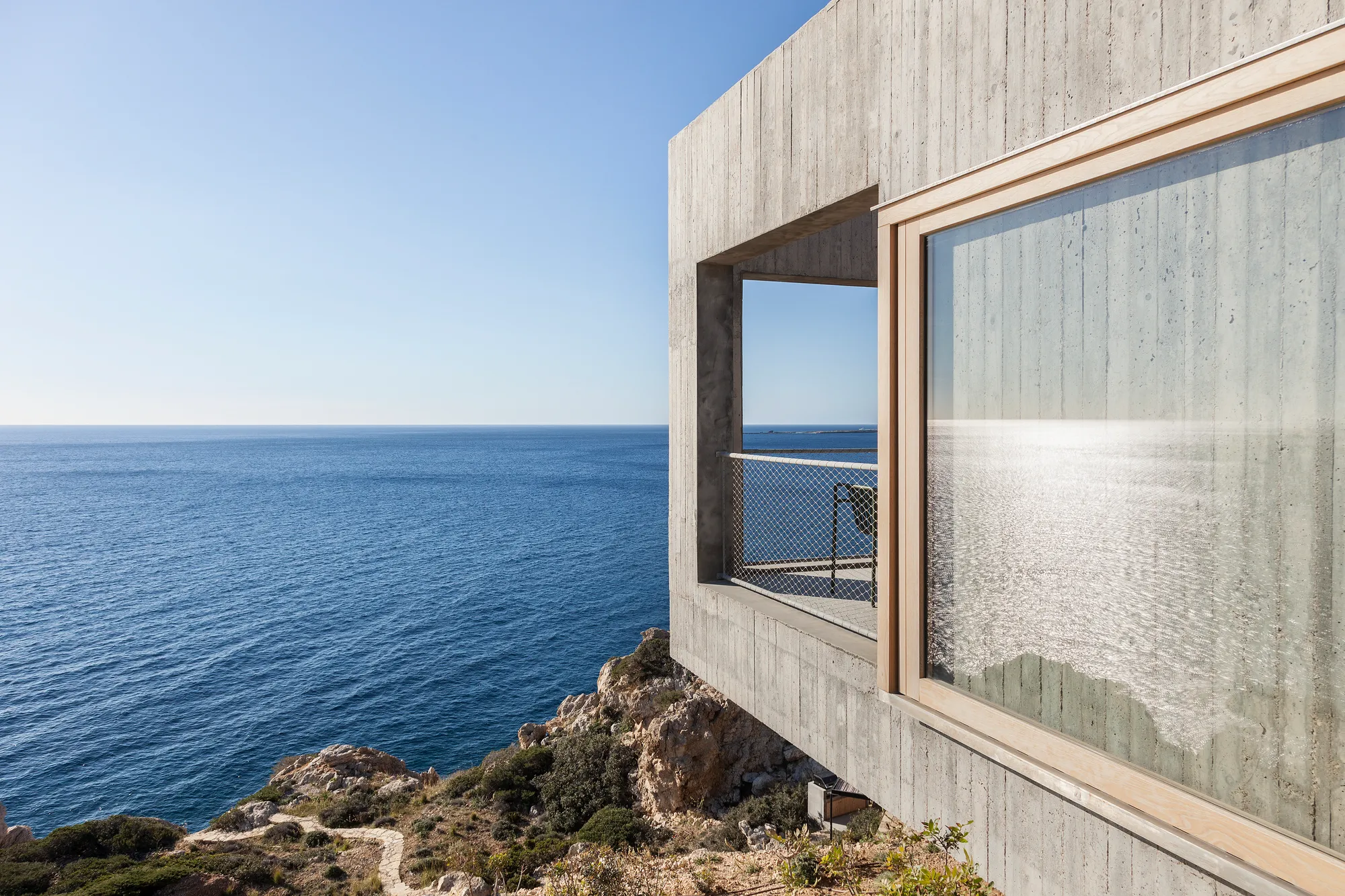 10 Breathtaking Cliff Houses That Push Design Boundaries 17 Cliff Houses