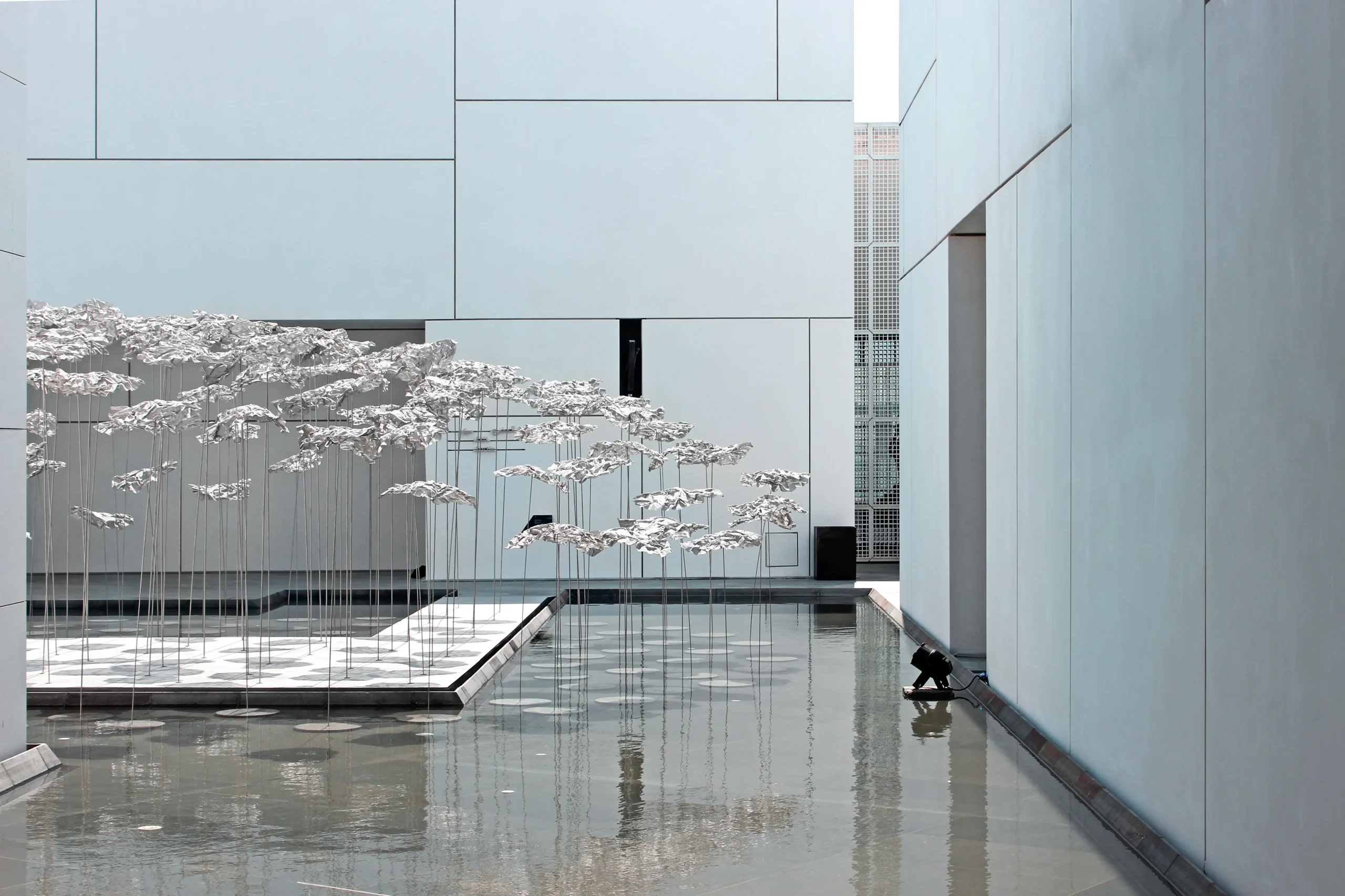 YOKOMAE et BOUAYAD’s stainless-steel pavilion at Louvre Abu Dhabi