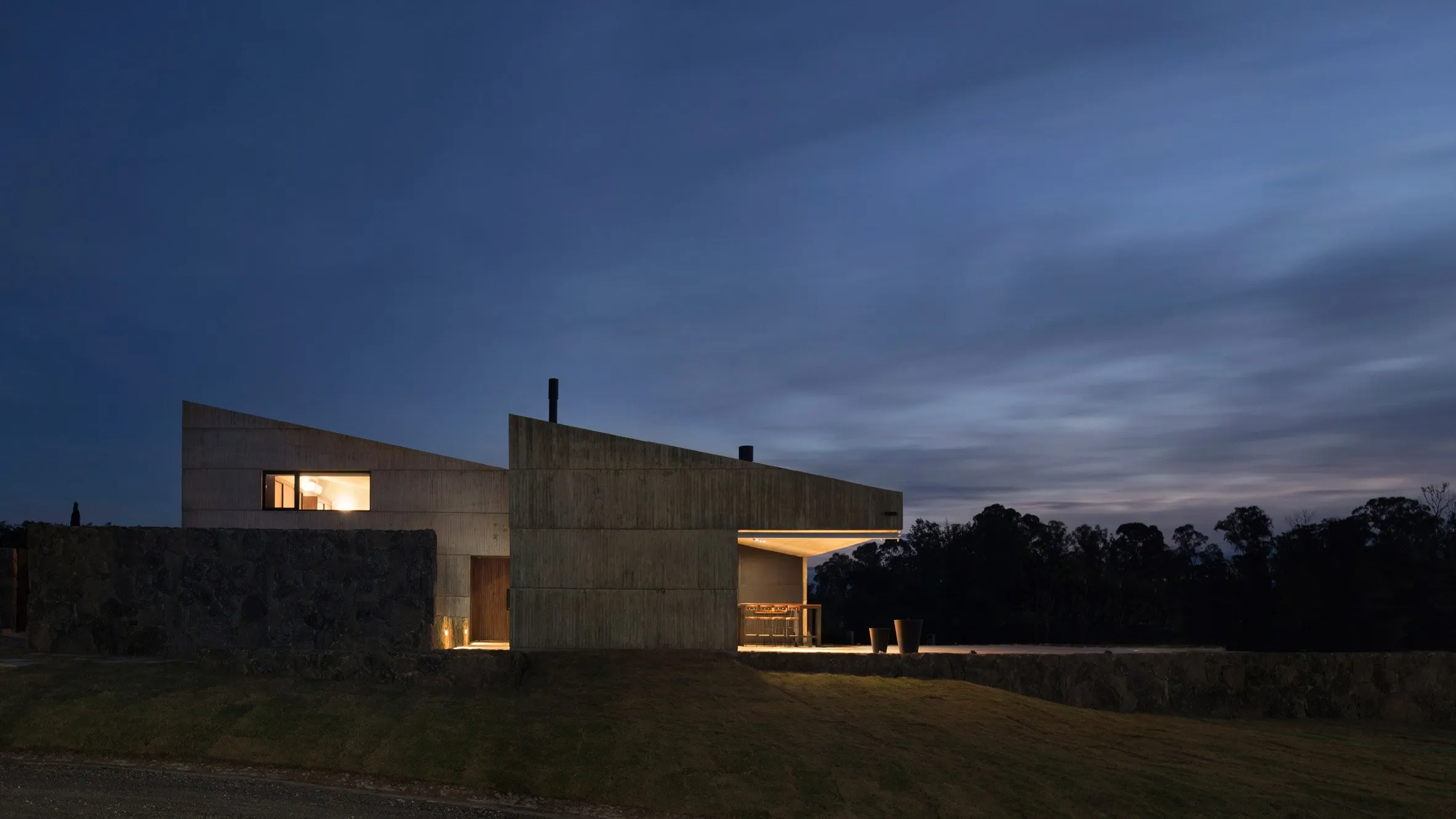 10 Breathtaking Cliff Houses That Push Design Boundaries 27 Cliff Houses