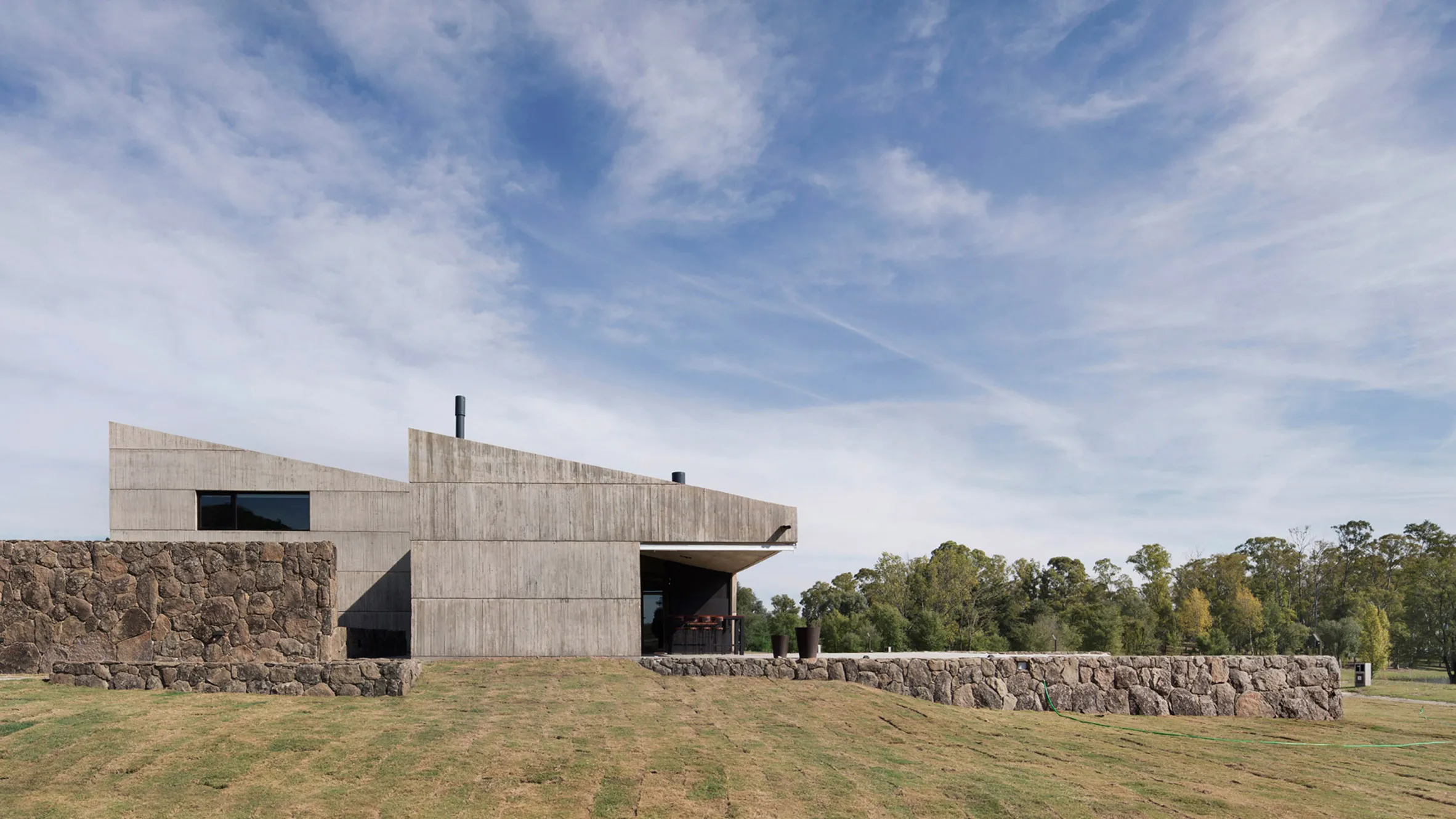 10 Breathtaking Cliff Houses That Push Design Boundaries 26 Cliff Houses