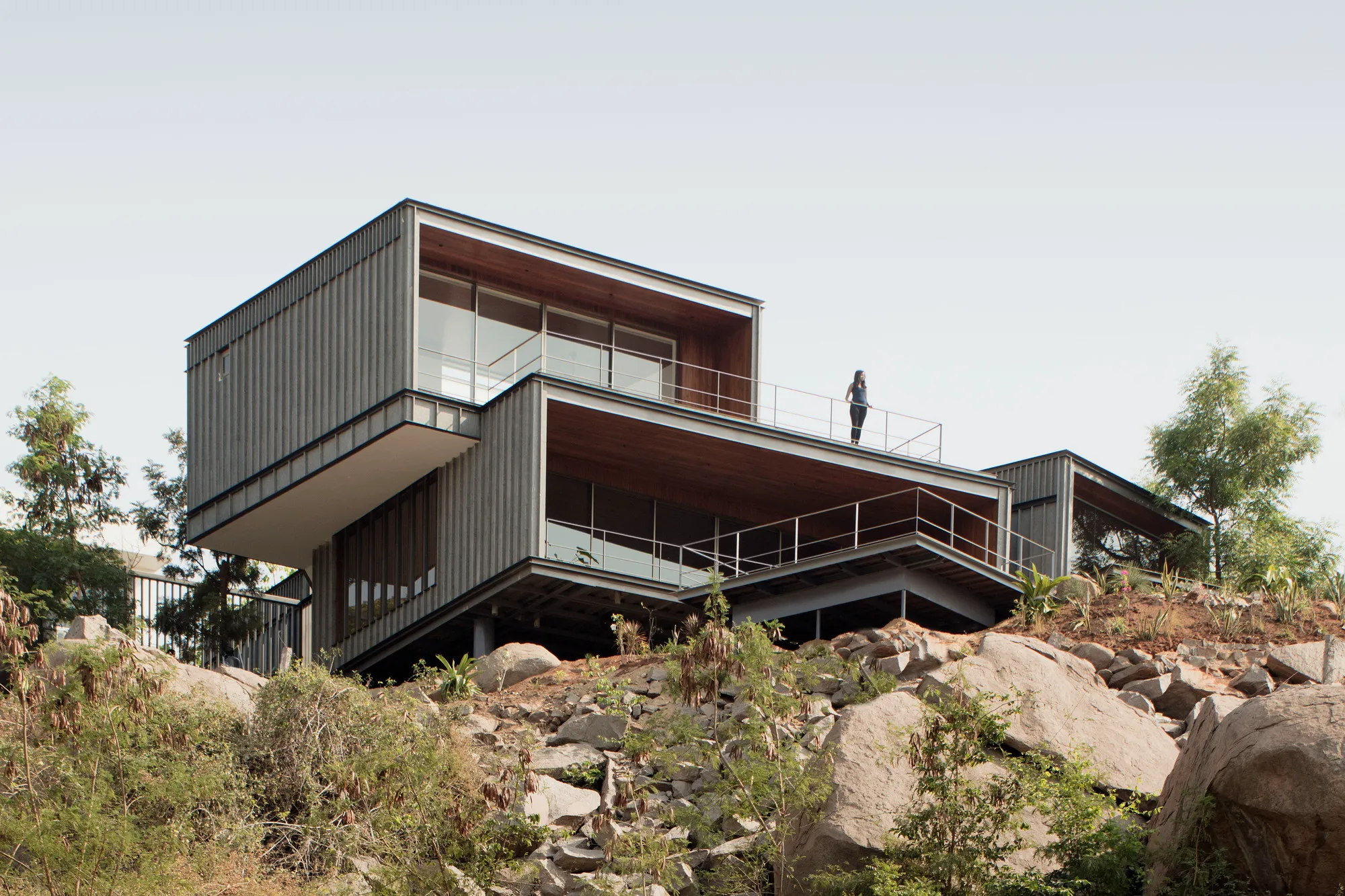10 Breathtaking Cliff Houses That Push Design Boundaries 21 Cliff Houses