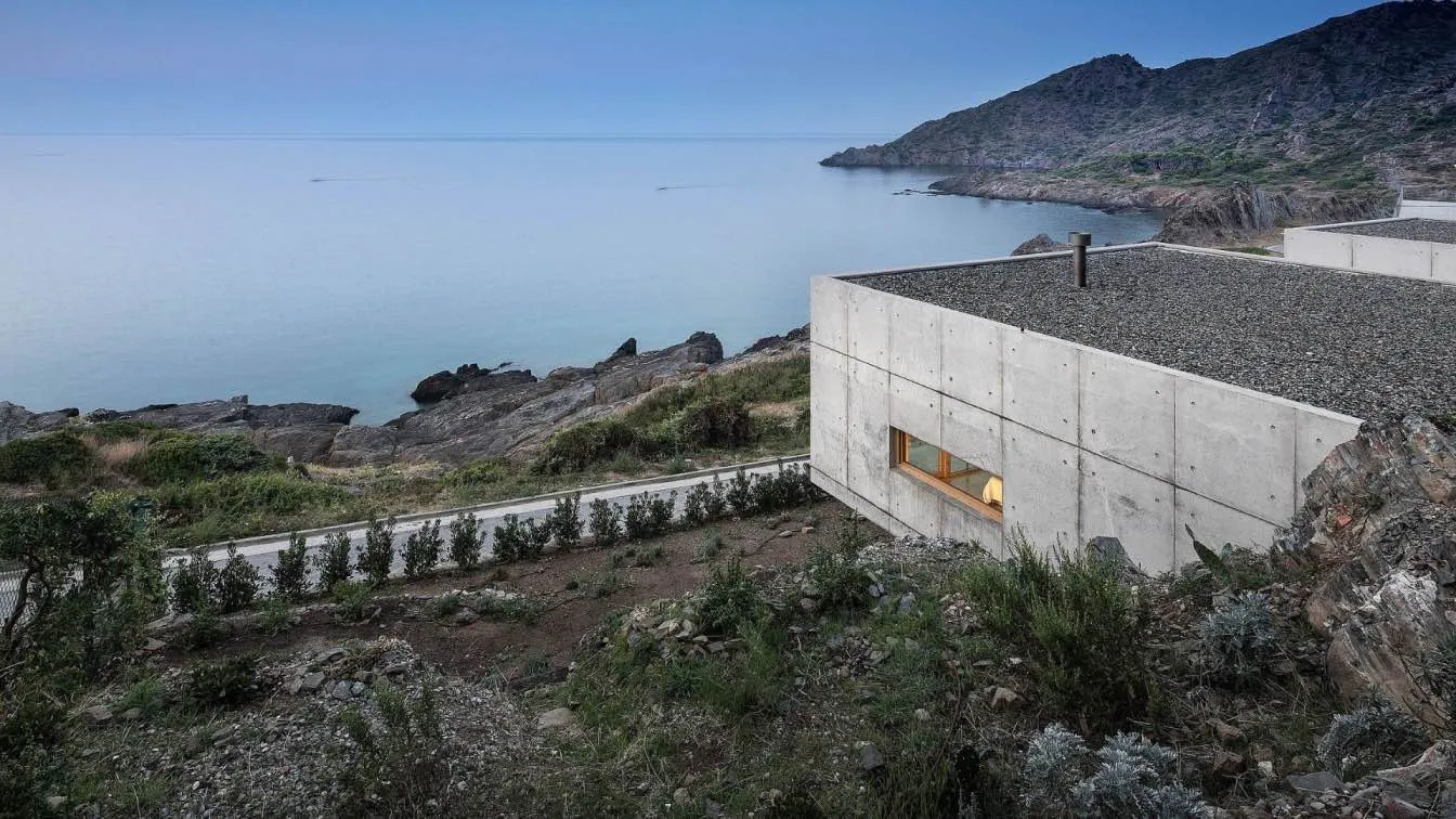 10 Breathtaking Cliff Houses That Push Design Boundaries 29 Cliff Houses