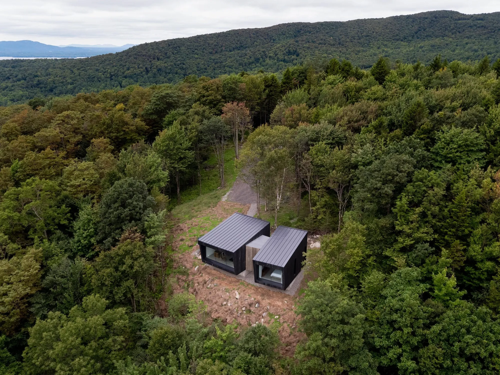 10 Breathtaking Cliff Houses That Push Design Boundaries 14 Cliff Houses