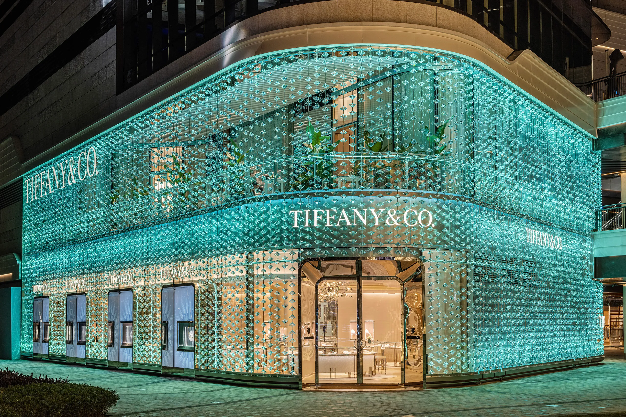 10 Iconic Facade Designs Redefining Luxury Retail Experiences
