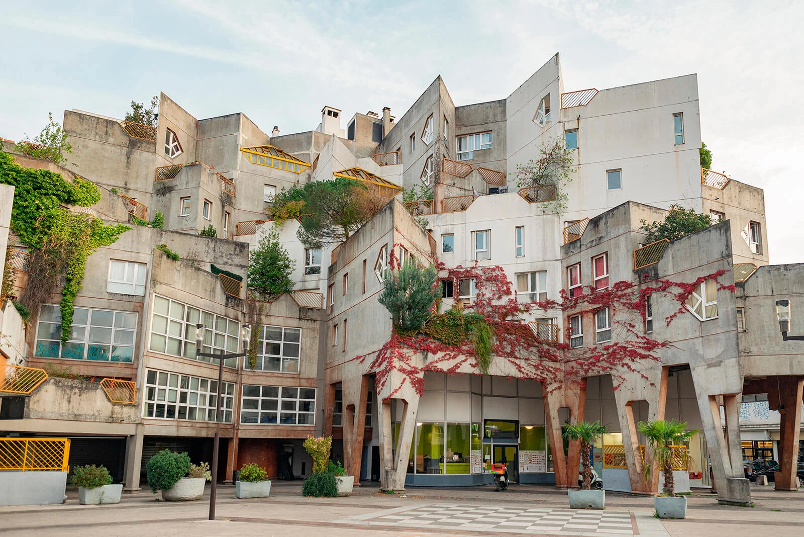 Key Strategies for Balancing Brutalism & Biophilia in Architecture 9 How to Balance Brutalism and Biophilia in Architecture