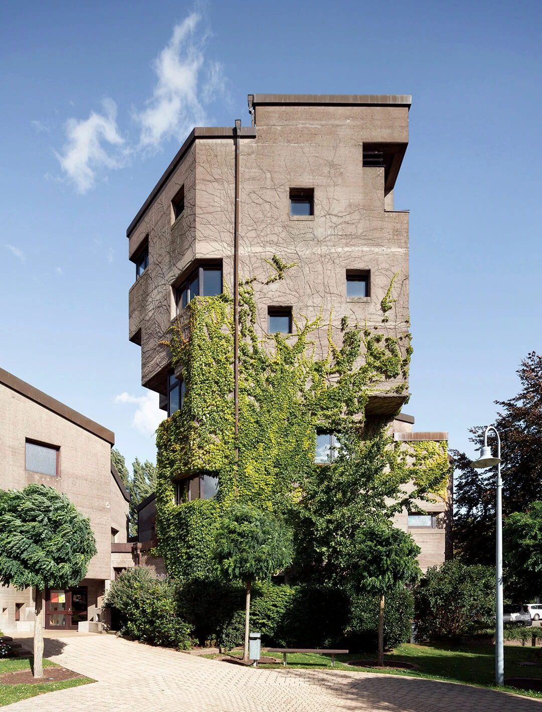 Key Strategies for Balancing Brutalism & Biophilia in Architecture 12 How to Balance Brutalism and Biophilia in Architecture