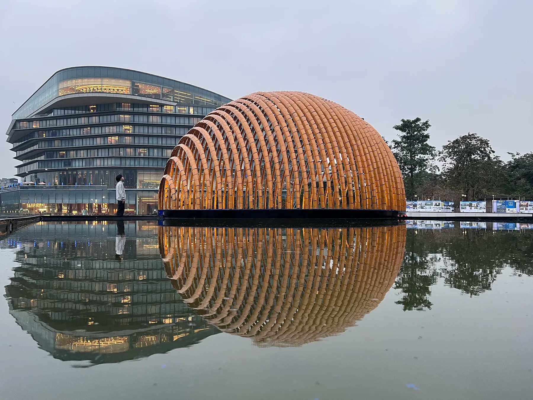 H&P Architects在河内设计竹灵感水主题展亭