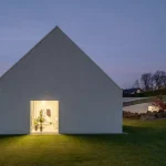 Yaw House by KWK Promes: A Rotating Mountain Home Embedded Into the Beskid Landscape