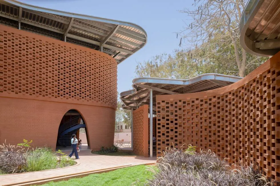 Goethe-Institut Dakar by Francis Kéré is a Climate-Responsive Design Shaped by an Existing Tree 5 Goethe-Institut Dakar by Francis Kéré is a Climate-Responsive Design Shaped by an Existing Tree