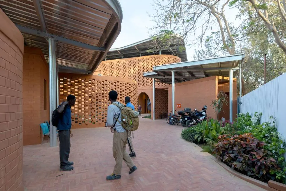 Goethe-Institut Dakar by Francis Kéré is a Climate-Responsive Design Shaped by an Existing Tree 6 Goethe-Institut Dakar by Francis Kéré is a Climate-Responsive Design Shaped by an Existing Tree