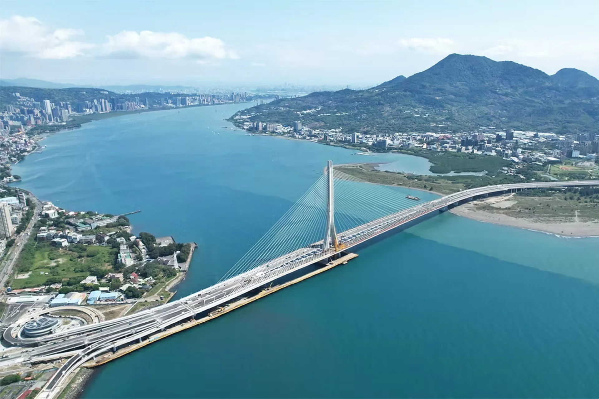 Taiwan Opens the World’s Longest Single-Mast Bridge Designed by ZHA