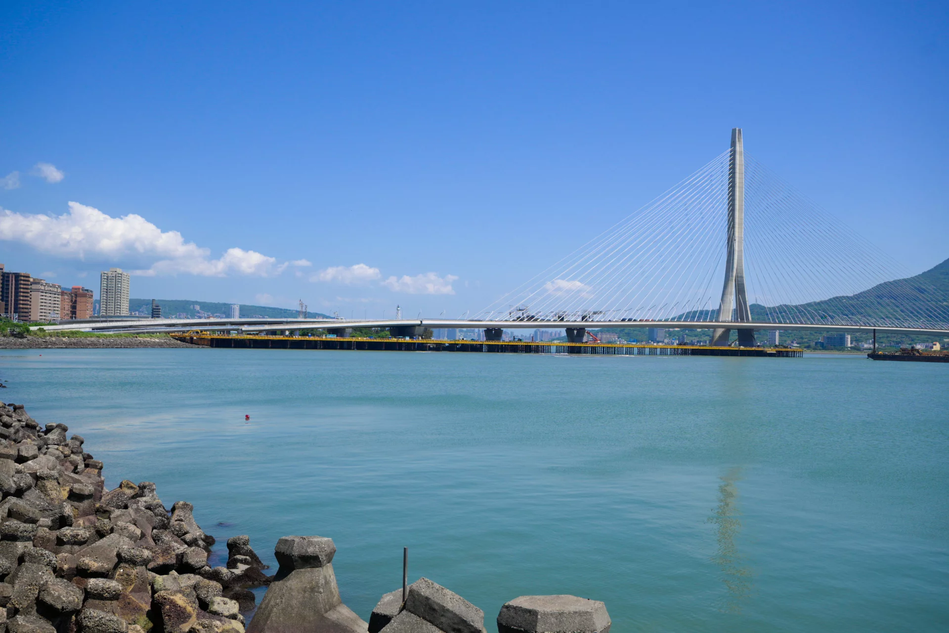 Taiwan Opens Danjiang Bridge, the World’s Longest Single-Mast Bridge 5 Taiwan Opens the World’s Longest Single-Mast Bridge Designed by ZHA, Danjiang Bridge
