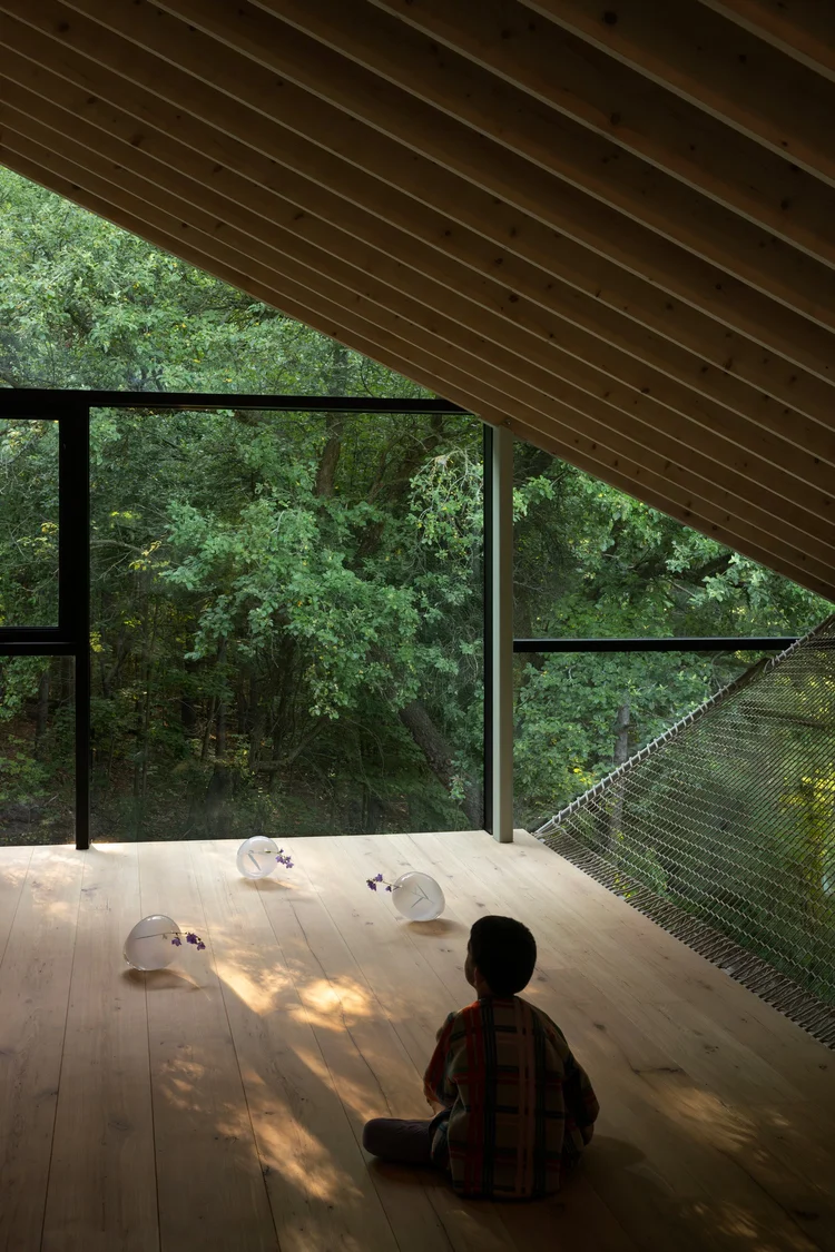 UUfie’s Belfountain House Transforms a Chalet into a Forest Retreat in Ontario 8 UUfie’s Belfountain House Transforms a Chalet into a Forest Retreat in Ontario