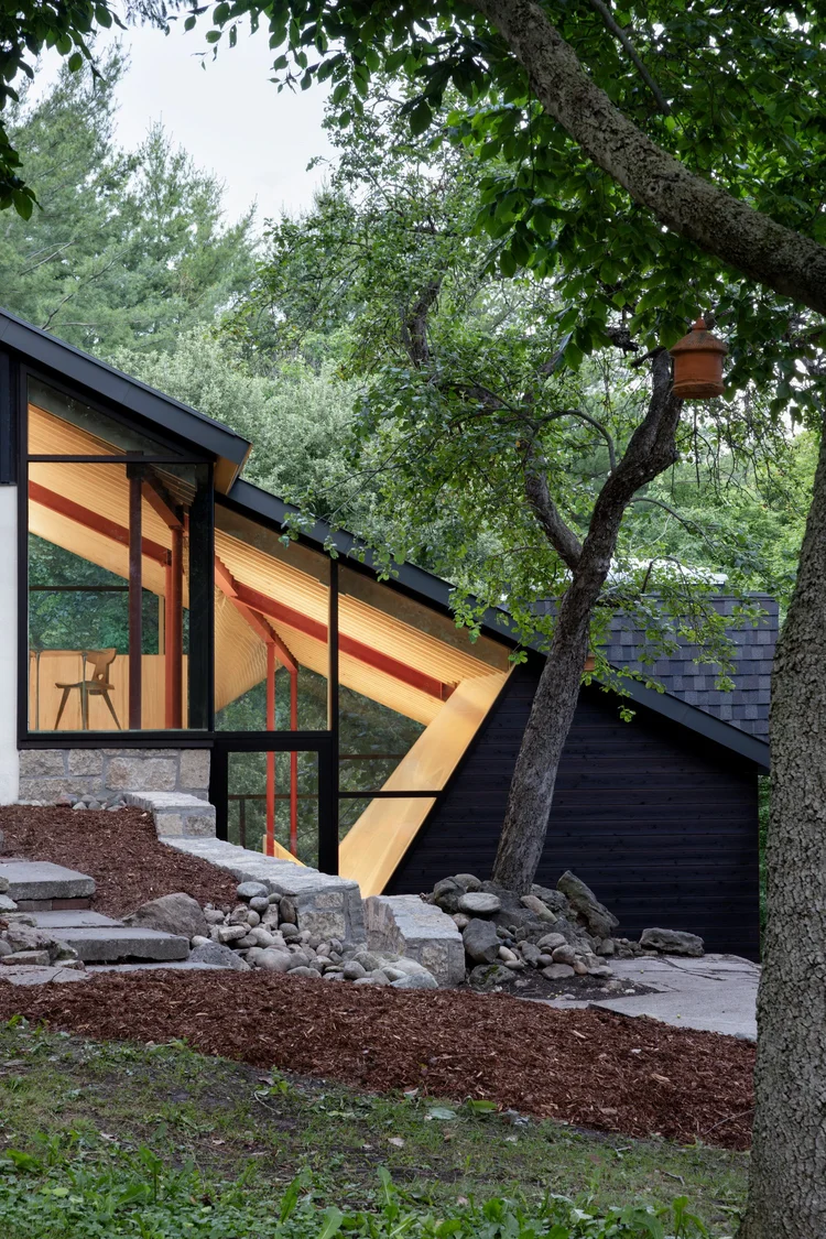 UUfie’s Belfountain House Transforms a Chalet into a Forest Retreat in Ontario 6 UUfie’s Belfountain House Transforms a Chalet into a Forest Retreat in Ontario