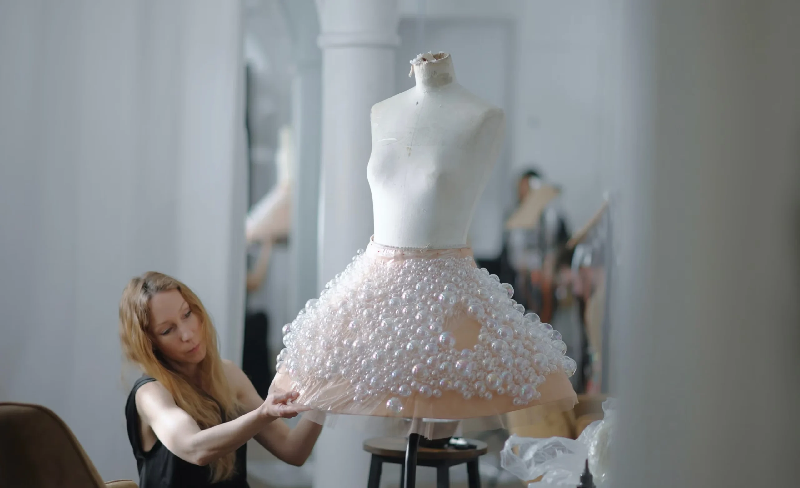 Eileen Gu's "Airo Bubble Dress" at the Met Gala 2026 Designed by Iris van Herpen Eileen Gu's "Airo Bubble Dress" at the Met Gala 2026 Designed by Iris van Herpen