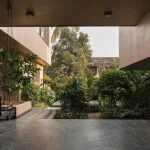 Amaltash by Design ni Dukaan Blends Corbusier’s Modernism with Doshi’s Human-Centric Architecture